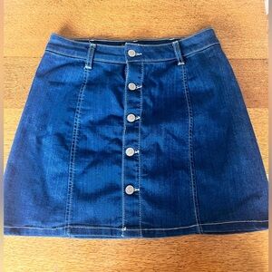 Denim blue jean mini skirt button fly front. Preppy Size 5/27 Y2K celebrity pink